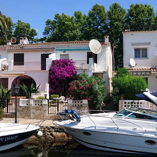 Das Ferienhaus am Kanal von Ampuriabrava mit seinem Bootsliegeplatz