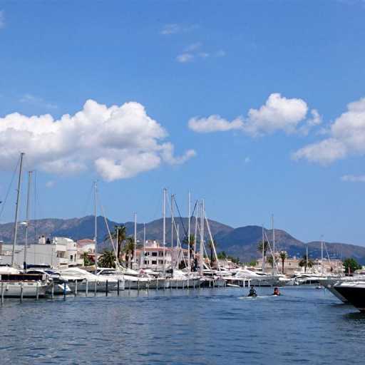 Der Hafen von Ampuriabrava mit seinen Yachten und Bootsliegeplätzen